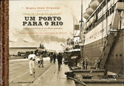 A imagem em tons beges, aparentando ser foto antiga, mostra parte de um grande navio do lado esquerdo, com uma escada para acessar o local. Ao lado dele, pessoas caminham em uma rua larga. Acima delas, a frase, em cor escura: “um porto para o rio”. Há palavras menores acima e abaixo da frase principal, mas são inelegíveis na imagem.