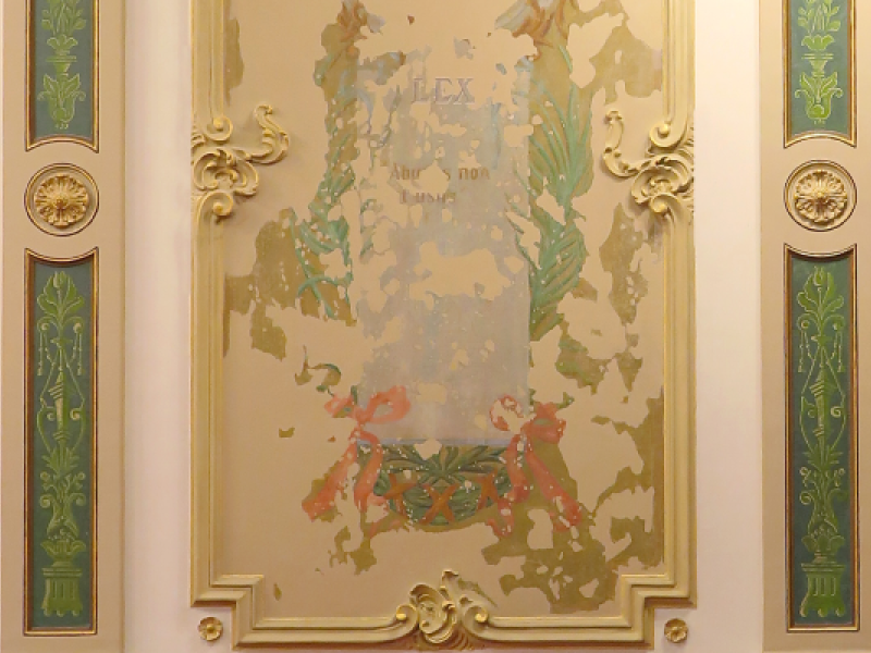 Cartaz do “Prêmio Quis Ego Sum”, com fundo claro e elementos ornamentais da Sala de Sessões do Centro Cultural Justiça Federal. Ao centro, uma pintura de parede que retratava uma figura histórica, agora apagada.