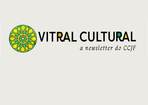 A imagem mostra a logomarca da newsletter do Centro Cultural Justiça Federal, chamada Vitral Cultural. Há um círculo do lado esquerdo com ornamentos nas cores verde a amarela, formando uma flor, assemelhando-se a um vitral. Ao lado dele, as palavras "Vitral Cultural", em preto, com detalhes laranja, verde e amarelo. Abaixo delas, em preto, a frase: “a newsletter do CCJF.”