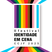 Cartaz do II Festival Identidade em Cena – CCJF 2025. Ao centro, há uma faixa vertical com cores da bandeira do orgulho LGBTQIAPN+, incluindo as variantes trans, não-binária, intersexo e outras. Abaixo das cores, está escrito em preto: “II festival IDENTIDADE EM CENA CCJF 2025”. Faixas coloridas se expandem para as laterais, dando sensação de profundidade e movimento. O fundo é branco.