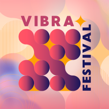 Imagem colorida com fundo em tons suaves de rosa, lilás e amarelo, com formas circulares sobrepostas. Ao centro, o nome "VIBRA FESTIVAL" aparece em destaque. "VIBRA" está na parte superior esquerda, com um brilho ao lado, e "FESTIVAL" está disposto verticalmente à direita. No centro, há uma composição geométrica com círculos em tons de vermelho e roxo sobre um fundo amarelo. O design é moderno, vibrante e celebra a diversidade visual.