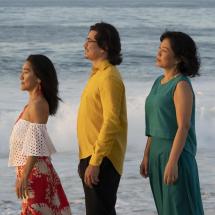 Na foto, aparecem lado a lado, diante do mar, a cantora Mako, o violoncelista Kayami Satomi e a pianista Yuka Shimizu. Da esquerda para a direita, eles olham na mesma direção, transmitindo união e contemplação. A cena se conecta ao título do show “Brasil-Japão – Atravessando o Tempo e o Oceano”, evocando simbolicamente a travessia cultural e temporal entre os dois países.