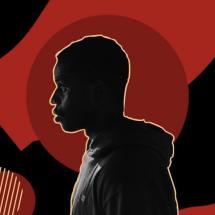 Arte da peça “Quebrando Paradigmas”: em destaque, o perfil de um homem negro em tons sombreados, voltado para a esquerda e vestido com moletom. Seu contorno claro contrasta com o fundo composto por formas geométricas em preto e vermelho, criando uma atmosfera intensa e simbólica que reforça a ideia de ruptura e transformação.