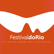 Cartaz do Festival do Rio, 27ª edição do Rio de Janeiro International Film Festival. O fundo é laranja com bordas em degradê rosa. Ao centro está a logomarca em branco, uma forma estilizada que lembra asas de borboleta ou óculos. Abaixo, lê-se “Festival do Rio” em branco e, em seguida, “27th Rio de Janeiro Int’l Film Festival”