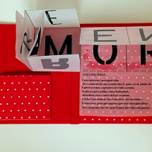 A imagem colorida divulga a exposição “LivroPoema / PoemaLivro”. Em destaque, há um trabalho artístico em vermelho com dobraduras de papel formando letras grandes em preto que compõem palavras.