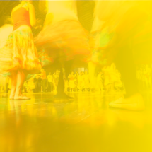 Arte do festival Ritmos Brasileiros no Verão 2026, com foto desfocada de pessoas dançando em roda, em tons amarelos vibrantes que sugerem movimento e energia. No canto inferior esquerdo e no superior direito, há folhas tropicais que reforçam a atmosfera festiva e brasileira do evento.