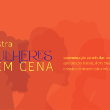 Imagem gráfica com fundo laranja vibrante. Sobre o fundo, aparecem silhuetas femininas de perfis diferentes, sobrepostas, em tons mais escuros de laranja e vermelho, sugerindo diversidade de mulheres. À esquerda, o texto “mostra Mulheres em Cena” aparece em destaque, com “Mulheres” em azul e “em Cena” em amarelo. À direita, há um texto menor informando que a mostra homenageia as mulheres com apresentações teatrais, shows musicais e cineclubes durante todo o mês de março. A composição é moderna e celebrativa