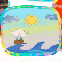 Ilustração colorida com estética infantil. Em primeiro plano, sobre fundo branco, uma moldura arredondada e multicolorida contém o desenho de uma nuvem com rosto e braços, caminhando sorrindo e carregando duas malas sobre ondas do mar em azul. O céu é claro, com sol amarelo e duas nuvens. Ao redor, aparecem partes desfocadas de outras molduras. Traços simples e suaves sugerem uma narrativa lúdica de viagem.