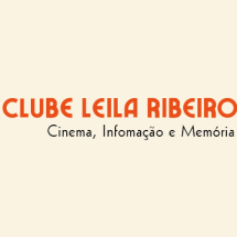 Imagem gráfica com fundo bege. Ao centro, em destaque, está o texto “CINECLUBE LEILA RIBEIRO” em letras maiúsculas e na cor laranja. Abaixo, em fonte menor e preta, lê-se “Cinema, Infomação e Memória”. À direita do texto principal, há um elemento circular com a ilustração de um rosto em preto e branco, que apresenta um pequeno instrumento óptico semelhante a uma luneta junto a um dos olhos.