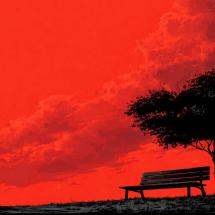 Imagem de forte contraste com predominância da cor vermelha no céu, sugerindo o fim de tarde. Em silhueta preta, vê-se uma árvore de copa ampla à direita e, sob ela, um banco vazio voltado para a paisagem. O chão escuro separa a terra do céu carregado de nuvens. A cena transmite quietude, contemplação e passagem do tempo, dialogando com a atmosfera evocada pelo título da peça Fim de Tarde.