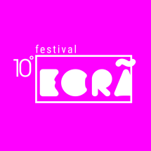 Arte gráfica do “10º Festival Ecrã”. Sobre fundo em degradê rosa e magenta, o nome “Ecrã” aparece em letras brancas estilizadas dentro de uma moldura retangular. Acima, lê-se a palavra “festival”, e à esquerda, o número “10º”, indicando a décima edição do evento. A composição tem visual moderno, minimalista e vibrante.