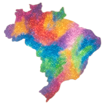 Ilustração do mapa do Brasil preenchido por cores vibrantes em degradê, como rosa, azul, verde, amarelo, laranja e roxo. A superfície tem textura brilhante, semelhante a glitter ou purpurina, criando efeito luminoso e festivo. O fundo é cinza-claro e liso, destacando o contorno colorido do país no centro da imagem.