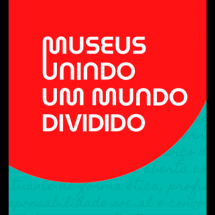 Logotipo da Semana Nacional de Museus. Predomina as cores vermelho e azul tiurquesa. Escrito em branco, a frase: Museus unindo um mundo dividido.