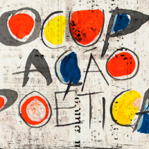 Arte gráfica com a frase “Ocupação Poética” escrita em letras desenhadas de forma livre e irregular. As palavras aparecem sobre fundo claro com textura envelhecida e marcas gráficas sutis. As letras são compostas por formas circulares e traços em preto, vermelho, amarelo e azul, criando visual vibrante e artesanal que remete à arte urbana, à poesia visual e à experimentação artística.