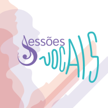 Arte gráfica do projeto “Sessões Vocais”. À esquerda, silhuetas sobrepostas de rostos humanos em perfil, em tons de vermelho e roxo, sugerem canto e expressão vocal. Ao centro, o texto “Sessões Vocais” aparece em letras estilizadas azul-turquesa; o “S” inicial lembra uma clave de sol simplificada. Formas diagonais em laranja, vermelho e roxo atravessam a composição e podem remeter a uma partitura ou suporte de leitura diante das figuras.