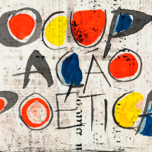 Arte gráfica com a frase “Ocupação Poética” escrita em letras desenhadas de forma livre e irregular. As palavras aparecem sobre fundo claro com textura envelhecida e marcas gráficas sutis. As letras são compostas por formas circulares e traços em preto, vermelho, amarelo e azul, criando visual vibrante e artesanal que remete à arte urbana, à poesia visual e à experimentação artística.