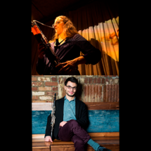 Montagem com os dois integrantes do Duo Alexim Petri. Na parte superior, uma musicista se apresenta ao microfone, tocando um instrumento de sopro, sob iluminação em tons quentes. Na parte inferior, um músico posa sentado em um banco, com um instrumento de sopro apoiado ao seu lado, diante de uma parede de tijolos.