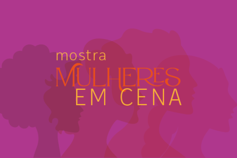 A imagem apresenta um fundo rosa vibrante com silhuetas de mulheres em diferentes tons de rosa e vermelho sobrepostas. O texto diz "mostra MULHERES EM CENA" em um estilo artístico e moderno. A composição visual destaca a diversidade e a representatividade feminina.