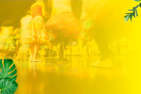 Arte do festival Ritmos Brasileiros no Verão 2026, com foto desfocada de pessoas dançando em roda, em tons amarelos vibrantes que sugerem movimento e energia. No canto inferior esquerdo e no superior direito, há folhas tropicais que reforçam a atmosfera festiva e brasileira do evento.