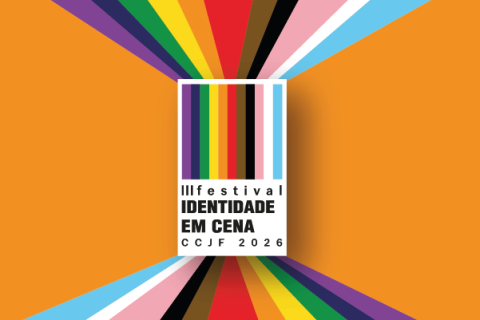 Cartaz do “III Festival Identidade em Cena – CCJF 2026”. Ao centro, um retângulo branco traz o nome do festival em letras pretas, atravessado por faixas verticais coloridas inspiradas nas cores da diversidade LGBTQIA+. Essas faixas se expandem para fora do cartaz em direção às bordas da imagem, formando composição vibrante sobre fundo laranja.