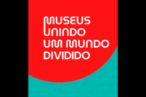 Logotipo da Semana Nacional de Museus. Predomina as cores vermelho e azul tiurquesa. Escrito em branco, a frase: Museus unindo um mundo dividido.