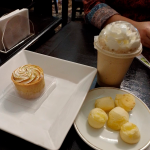 pães de queijo acompanhados de café