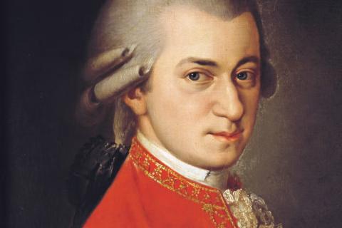 Pintura clássica retrata um homem jovem de pele clara, cabelos brancos presos em peruca com laço preto, trajando casaca vermelha com detalhes dourados e camisa branca rendada. Ele está voltado levemente de lado, mas com o rosto voltado para o observador, exibindo expressão serena e confiante. Trata-se de uma representação tradicional do compositor austríaco Wolfgang Amadeus Mozart. O fundo é neutro e escuro, destacando a figura retratada.