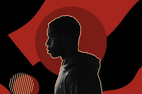 Arte da peça “Quebrando Paradigmas”: em destaque, o perfil de um homem negro em tons sombreados, voltado para a esquerda e vestido com moletom. Seu contorno claro contrasta com o fundo composto por formas geométricas em preto e vermelho, criando uma atmosfera intensa e simbólica que reforça a ideia de ruptura e transformação.