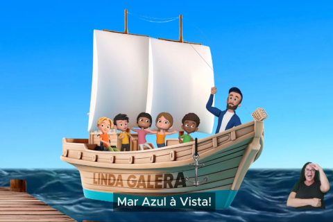 Cena do curta-metragem Mar Azul à Vista: um barco à vela chamado Linda Galera navega pelo mar azul, conduzindo seis crianças de diferentes aparências e um homem barbudo que segura a vela. Todos demonstram alegria e espírito aventureiro. No canto inferior direito, aparece uma intérprete de Libras, reforçando a proposta de acessibilidade da obra.