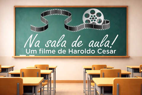 Imagem de divulgação do filme “Na Sala de Aula”. A cena mostra uma sala de aula vazia, com carteiras organizadas em fileiras voltadas para um grande quadro verde. No quadro, aparecem o título do filme, “Na sala de aula!”, o crédito “Um filme de Haroldo Cesar” e ilustrações de uma película e de um rolo de filme. A composição associa o universo escolar à linguagem cinematográfica.