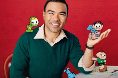 Cartaz do filme Mauricio de Sousa – O Filme. O ator Diego Laumar, caracterizado como Mauricio de Sousa, sorri para a câmera. Ele veste suéter verde e camisa bege, enquanto personagens da Turma da Mônica parecem interagir com ele: Horácio está apoiado em seu ombro, Mônica e Sansão sobre sua mão aberta, e Cebolinha ao lado de Bidu na parte inferior da imagem. Ao fundo, um painel vermelho com elementos de histórias em quadrinhos completa a composição.