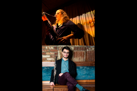 Montagem com os dois integrantes do Duo Alexim Petri. Na parte superior, uma musicista se apresenta ao microfone, tocando um instrumento de sopro, sob iluminação em tons quentes. Na parte inferior, um músico posa sentado em um banco, com um instrumento de sopro apoiado ao seu lado, diante de uma parede de tijolos.