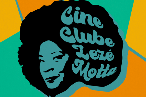 Arte de divulgação do Cineclube Zezé Motta. Sobre um fundo de formas geométricas em verde e amarelo, aparece a silhueta de Zezé Motta sorridente, em azul-turquesa, emoldurado por um volumoso cabelo afro preto. Dentro do cabelo, o nome “Cineclube Zezé Motta” aparece em letras grandes e arredondadas, também em azul-turquesa.