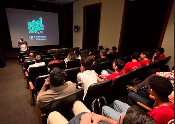 Público sentado em sala de cinema assiste à fala de um apresentador diante da tela com o logo “Animarte 2025 – 18º Festival Internacional de Animação Estudantil do Brasil”.