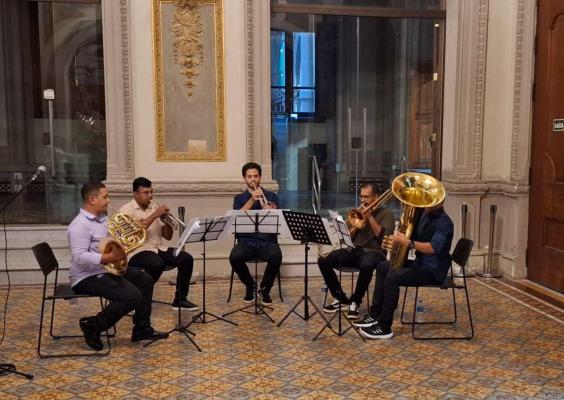 O quinteto Urca Brass JJ Simões e Leonardo Neto (trompetes), Jhonatas Oliveira (trompa), João Gomes (trombone) e Caio David (tuba) em ação no hall de entrada do CCJF
