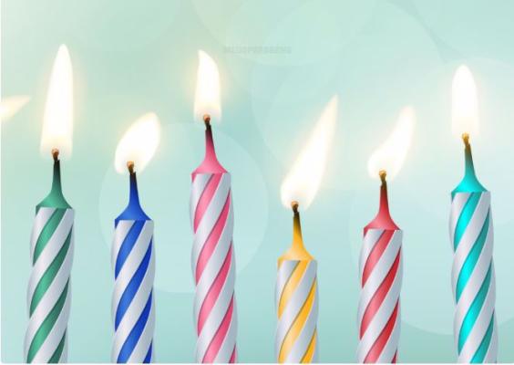 Ilustração de seis velas de aniversário acesas, alinhadas lado a lado sobre fundo azul-claro com círculos suaves desfocados. As velas têm listras em espiral nas cores verde, azul, rosa, amarelo, vermelho e turquesa. As chamas brilhantes variam de tamanho e iluminam levemente o topo das velas. A imagem transmite clima festivo e comemorativo.