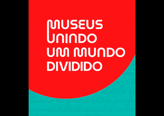 Logotipo da Semana Nacional de Museus. Predomina as cores vermelho e azul tiurquesa. Escrito em branco, a frase: Museus unindo um mundo dividido. 