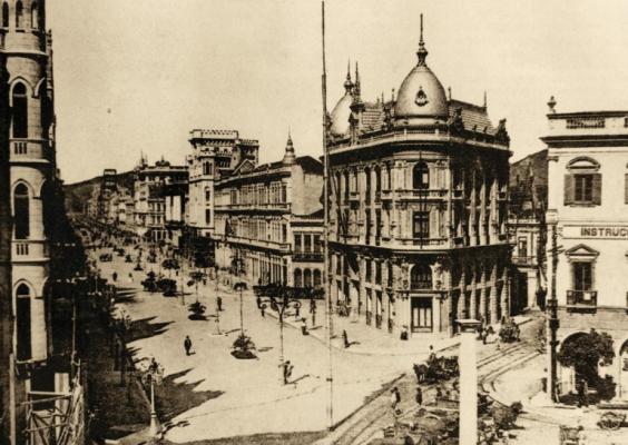Imagem da Av Rio Branco no século passado, tons em bege. 