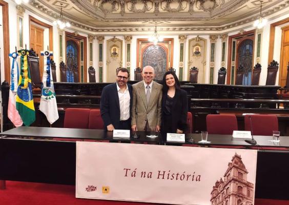 Na Sala de Sessões, Thiago Gomide (à esquerda), Dr. Theophilo Miguel Filho e Fernanda Arouca, celebram parceria com inauguração da nova sala multimídia do CCJF