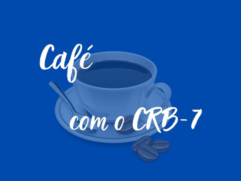 Fundo azul-real. No centro, a ilustração de uma xícara branca, cheia de café, sob pires de mesma cor e uma borda prateada. A asa da xícara está na lateral esquerda da ilustração. Do outro lado, há uma colher de café prateada repousada sob o pires. Ainda sob o pires, a frente da xícara, um grão de café. Mais três grãos de café, agrupados e caídos para o lado de fora do pires.
