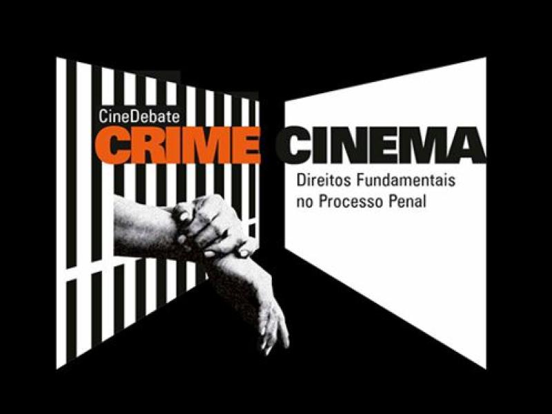 A imagem é um cartaz com o título "CineDebate Crime & Cinema". A palavra "Crime" está em laranja e "Cinema" em preto, com o símbolo "&" destacando-se em branco. Ao fundo, há grades brancas em perspectiva, remetendo a uma cela. No centro, duas mãos seguram-se firmemente, sugerindo solidariedade ou tensão. À direita, o texto "Direitos Fundamentais no Processo Penal" está escrito em preto sobre fundo branco. O design é impactante, misturando tons sóbrios e simbolismo carcerário.