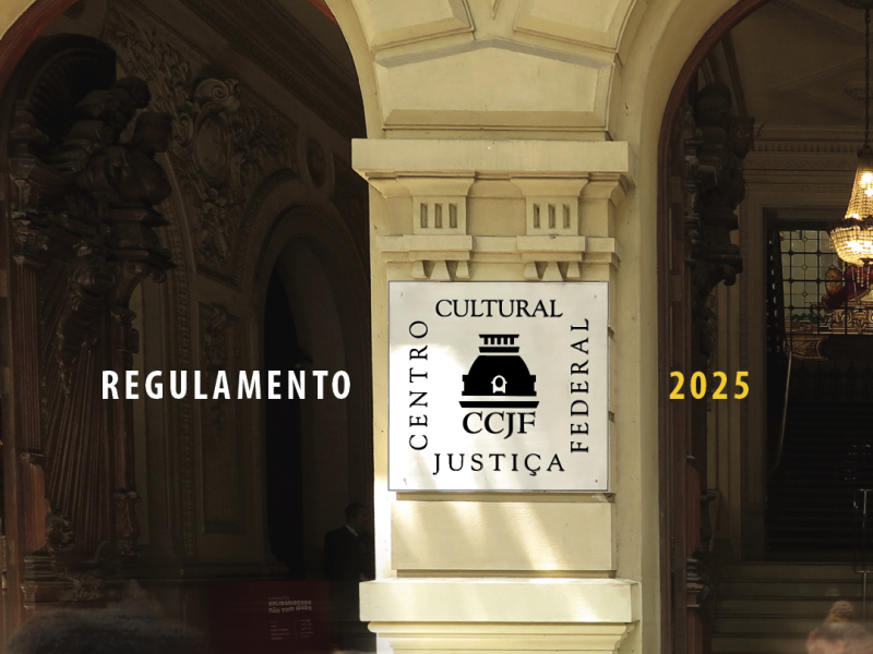 A imagem mostra a fachada de um prédio histórico com uma placa no centro. A placa exibe o logotipo e o texto "Centro Cultural Justiça Federal (CCJF)" em preto sobre fundo branco. À esquerda da placa, a palavra "Regulamento" aparece em branco, enquanto à direita está o número "2025" em amarelo. O ambiente tem detalhes arquitetônicos ornamentados e um lustre ao fundo, indicando sofisticação. A iluminação realça o espaço, e há sombras de pessoas ao redor.