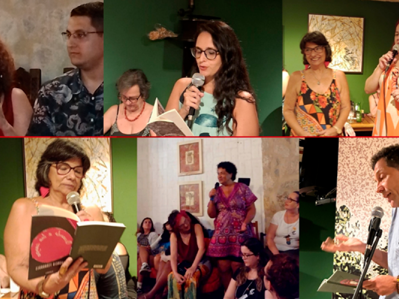 A imagem mostra uma colagem de fotos de um evento literário, possivelmente uma roda de leitura ou sarau. Diversas pessoas — em sua maioria mulheres — estão lendo trechos de livros ou poemas ao microfone, algumas segurando livros abertos. O ambiente é acolhedor, com paredes verdes e obras de arte decorando o local. As expressões são de atenção, entusiasmo e participação ativa, sugerindo um evento voltado à valorização da literatura e da expressão cultural.