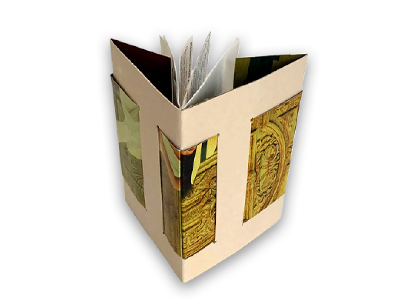 Imagem de uma peça artística em formato de livro ou livreto tridimensional, com estrutura em papel dobrado formando ângulos retos. As faces externas apresentam colagens com detalhes ornamentais, parecendo recortes de revista. O interior contém páginas parcialmente abertas, sugerindo conteúdo textual ou visual. A obra combina elementos visuais e táteis com referências históricas.