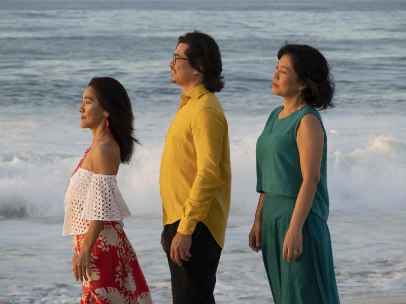 Na foto, aparecem lado a lado, diante do mar, a cantora Mako, o violoncelista Kayami Satomi e a pianista Yuka Shimizu. Da esquerda para a direita, eles olham na mesma direção, transmitindo união e contemplação. A cena se conecta ao título do show “Brasil-Japão – Atravessando o Tempo e o Oceano”, evocando simbolicamente a travessia cultural e temporal entre os dois países.