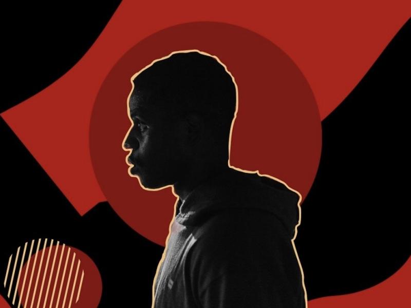 Arte da peça “Quebrando Paradigmas”: em destaque, o perfil de um homem negro em tons sombreados, voltado para a esquerda e vestido com moletom. Seu contorno claro contrasta com o fundo composto por formas geométricas em preto e vermelho, criando uma atmosfera intensa e simbólica que reforça a ideia de ruptura e transformação.