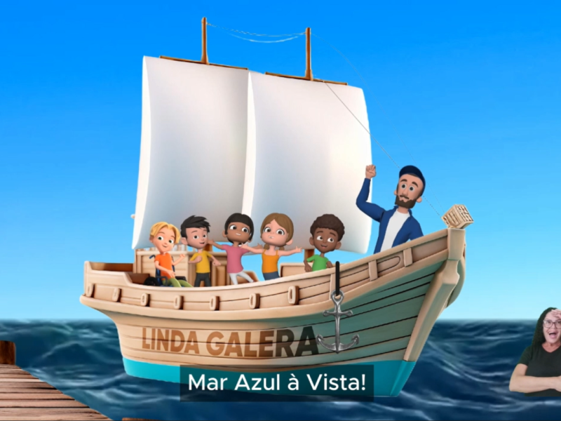 Cena do curta-metragem Mar Azul à Vista: um barco à vela chamado Linda Galera navega pelo mar azul, conduzindo seis crianças de diferentes aparências e um homem barbudo que segura a vela. Todos demonstram alegria e espírito aventureiro. No canto inferior direito, aparece uma intérprete de Libras, reforçando a proposta de acessibilidade da obra.