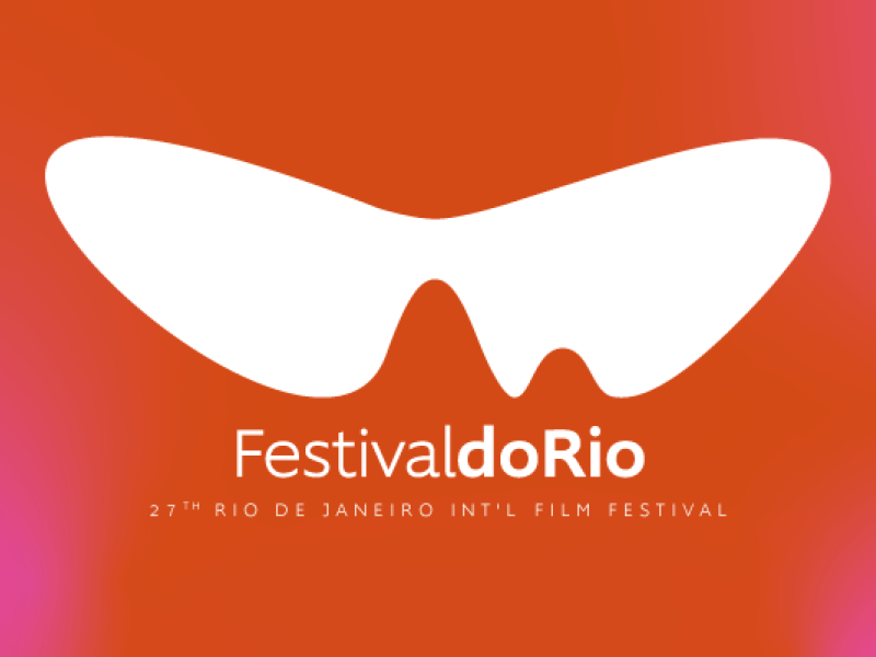 Cartaz do Festival do Rio, 27ª edição do Rio de Janeiro International Film Festival. O fundo é laranja com bordas em degradê rosa. Ao centro está a logomarca em branco, uma forma estilizada que lembra asas de borboleta ou óculos. Abaixo, lê-se “Festival do Rio” em branco e, em seguida, “27th Rio de Janeiro Int’l Film Festival”