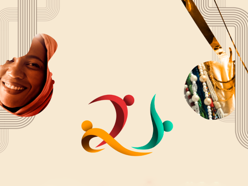 Identidade visual da Semana Nacional de Combate à Intolerância Religiosa, com símbolo colorido ao centro e duas fotos inseridas em silhuetas de instrumentos musicais. À esquerda, o recorte em forma de instrumento revela o rosto sorridente de uma mulher; à direita, outra silhueta — que remete a um berimbau — mostra colares artesanais. A composição destaca diversidade, cultura e respeito às expressões religiosas.