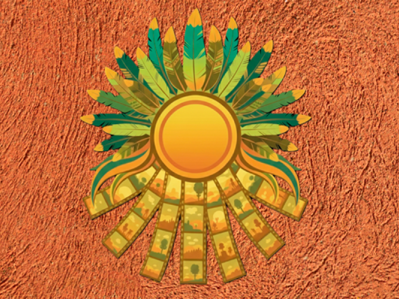 Ilustração gráfica da logo do 1º Festival Tendy Koatiara, festival de cinema indígena. No centro, um círculo amarelo-alaranjado lembra um sol. Ao redor, penas em tons de verde, amarelo e marrom formam um cocar indígena. Na parte inferior, tiras que evocam películas de filme se abrem em leque com paisagens estilizadas. O fundo é um plano texturizado em laranja terroso.
